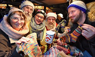 Elvira Schnittker (v.l.), Frank Kortenhorn, Christiane Pahlsmeier, Heinz Rockmann und Sebastian Wiese von Radio Bielefeld verkaufen selbst gestrickte Socken für die Aktion Lichtblicke. Foto: Barbara Franke - Barbara Franke Elvira Schnittker (v.l.), Frank Kortenhorn, Christiane Pahlsmeier, Heinz Rockmann und Sebastian Wiese von Radio Bielefeld verkaufen selbst gestrickte Socken für die Aktion Lichtblicke. Foto: Barbara Franke - Barbara Franke