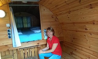 Innenansicht: Sonja Siemensmeyer freut sich über den großen Andrang auf die Campingfässer. - Moritz Jülich Innenansicht: Sonja Siemensmeyer freut sich über den großen Andrang auf die Campingfässer. - Moritz Jülich