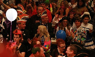 Beim Sitzungskarneval, wie hier bei der Prunksitzung des CVWB in Beverungen, geht es eng zu – durch die Corona-Pandemie derzeit unvorstellbar. - Torsten Wegener Beim Sitzungskarneval, wie hier bei der Prunksitzung des CVWB in Beverungen, geht es eng zu – durch die Corona-Pandemie derzeit unvorstellbar. - Torsten Wegener
