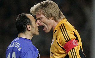 Am 20. April 2005 duellieren sich Arminia Bielefeld und Bayern München im DFB-Pokal-Halbfinale auf der Alm. Fatmir Vata (l.) und Oliver Kahn kommen sich dabei besonders nah. - picture-alliance/ dpa/dpaweb Am 20. April 2005 duellieren sich Arminia Bielefeld und Bayern München im DFB-Pokal-Halbfinale auf der Alm. Fatmir Vata (l.) und Oliver Kahn kommen sich dabei besonders nah. - picture-alliance/ dpa/dpaweb