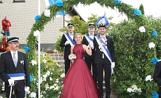 Es grüßen die Regenten: Die Majestäten Anna Maria Schwiddessen und Lars Hoppe führen den Festzug der Bonenburger Schützen an. - Anette Etzel Es grüßen die Regenten: Die Majestäten Anna Maria Schwiddessen und Lars Hoppe führen den Festzug der Bonenburger Schützen an. - Anette Etzel