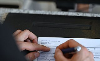 Das neue Gesetz zum Bürokratieabbau betrifft auch die Meldezettel bei Hotelübernachtungen. (Symbolbild) - Katharina Kausche/dpa Das neue Gesetz zum Bürokratieabbau betrifft auch die Meldezettel bei Hotelübernachtungen. (Symbolbild) - Katharina Kausche/dpa