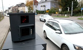 Das Ordnungsamt hat nach dem tödlichen Unfall an der Detmolder Straße Blitzer Bernhard an der Straße aufgestellt. Das Ergebnis ist moderat. - Jens Reichenbach Das Ordnungsamt hat nach dem tödlichen Unfall an der Detmolder Straße Blitzer Bernhard an der Straße aufgestellt. Das Ergebnis ist moderat. - Jens Reichenbach