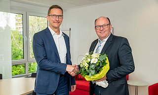 Neu an der Spitze der Kreiskliniken Herford-Bünde ist Andreas Schroeder, der selbst Facharzt für Innere Medizin ist und die Aufgabe des Medizinischen Vorstands übernimmt. Thomas Breidenbach begrüßte ihn mit einem Blumenstraße. - Kreiskliniken Herford-Bünde Neu an der Spitze der Kreiskliniken Herford-Bünde ist Andreas Schroeder, der selbst Facharzt für Innere Medizin ist und die Aufgabe des Medizinischen Vorstands übernimmt. Thomas Breidenbach begrüßte ihn mit einem Blumenstraße. - Kreiskliniken Herford-Bünde