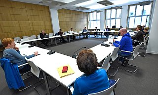 Jeder zweite Platz blieb frei: Der Sport- und Schulausschuss verteilte sich im Sitzungssaal des Rathauses gemäß der Vorgabe des Ältestenrats. Die zwei Meter Abstand maß aber niemand nach. Der Ausschussvorsitzende Lars Nockemann demonstrierte mit blauen Handschuhen den Ernst der Lage. - Barbara Franke Jeder zweite Platz blieb frei: Der Sport- und Schulausschuss verteilte sich im Sitzungssaal des Rathauses gemäß der Vorgabe des Ältestenrats. Die zwei Meter Abstand maß aber niemand nach. Der Ausschussvorsitzende Lars Nockemann demonstrierte mit blauen Handschuhen den Ernst der Lage. - Barbara Franke