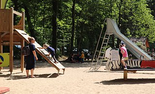 Nach langen Wochen des Wartens, dürfen Kinder seit dem 7. Mai wieder auf Spielplätzen spielen. - Alexandra Golfinger Nach langen Wochen des Wartens, dürfen Kinder seit dem 7. Mai wieder auf Spielplätzen spielen. - Alexandra Golfinger