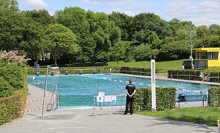 Sämtliche Schwimmbecken sind eingezäunt, an jedem stehen Sicherheitsleute, um den Abstand im und neben dem Wasser zu gewährleisten. - Moritz Jülich Sämtliche Schwimmbecken sind eingezäunt, an jedem stehen Sicherheitsleute, um den Abstand im und neben dem Wasser zu gewährleisten. - Moritz Jülich