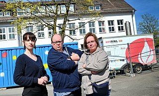 Lehrer und Unterricht sind top, aber das Gebäude mangelhaft: Georgina Goutzios (v.l.), Florian Renner und Bärbel Renner-Sinz vor der Bielefelder Ernst-Hansen-Schule. - Barbara Franke Lehrer und Unterricht sind top, aber das Gebäude mangelhaft: Georgina Goutzios (v.l.), Florian Renner und Bärbel Renner-Sinz vor der Bielefelder Ernst-Hansen-Schule. - Barbara Franke