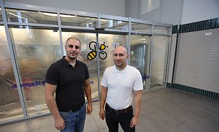 Dimitrij Nikulicev (l.) und Orhan Bro gestalten derzeit die Ladenfläche im Bahnhof um, damit sie auch weiterhin Ankermieter der Stadt sein können und die Kunden in den Bahnhof locken. - Nicole Sielermann Dimitrij Nikulicev (l.) und Orhan Bro gestalten derzeit die Ladenfläche im Bahnhof um, damit sie auch weiterhin Ankermieter der Stadt sein können und die Kunden in den Bahnhof locken. - Nicole Sielermann