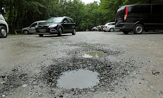 Der Parkplatz des Herforder Tierparks weist tiefe Schlaglöcher auf. Bei Regenwetter verdrecken Schuhe und Fahrzeuge schnell. - Frank-Michael Kiel-Steinkamp Der Parkplatz des Herforder Tierparks weist tiefe Schlaglöcher auf. Bei Regenwetter verdrecken Schuhe und Fahrzeuge schnell. - Frank-Michael Kiel-Steinkamp