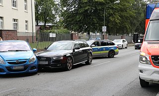 Unfall auf der Bundesstraße: Bei der Kollision zweiter Autos wurde ein Mensch leicht verletzt. Der Verkehr staute sich am Freitagmittag stadteinwärts bis über die Ampel der B 64. - Simone Flörke Unfall auf der Bundesstraße: Bei der Kollision zweiter Autos wurde ein Mensch leicht verletzt. Der Verkehr staute sich am Freitagmittag stadteinwärts bis über die Ampel der B 64. - Simone Flörke