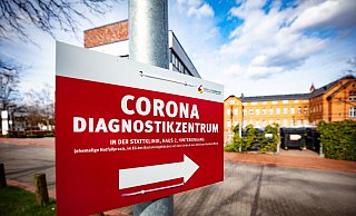 Das Diagnosezentrum am Klinikum Mitte war am Wochenende nur wenig besucht. Allerdings schließen die städtischen Kliniken ab sofort für Besucher. Auch andere Krankenhäuser sowie Heime haben die Besuchszeiten eingeschränkt. - Mike-Dennis Müller / www.mdm.ph Das Diagnosezentrum am Klinikum Mitte war am Wochenende nur wenig besucht. Allerdings schließen die städtischen Kliniken ab sofort für Besucher. Auch andere Krankenhäuser sowie Heime haben die Besuchszeiten eingeschränkt. - Mike-Dennis Müller / www.mdm.ph