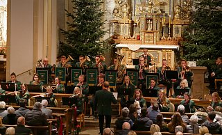 Zbigniew „Jack“ Watorowski (Mitte) dirigiert die 30 Musiker des St.-Johannes-Blasorchesters durch das Weihnachtskonzert. Neben den Zuschauerreihen sind insgesamt 25 Weihnachtssterne aufgestellt, eine Spende von Gründungsmitglied Heinrich Sander zum Jubiläumsjahr. - Kristoffer Fillies Zbigniew „Jack“ Watorowski (Mitte) dirigiert die 30 Musiker des St.-Johannes-Blasorchesters durch das Weihnachtskonzert. Neben den Zuschauerreihen sind insgesamt 25 Weihnachtssterne aufgestellt, eine Spende von Gründungsmitglied Heinrich Sander zum Jubiläumsjahr. - Kristoffer Fillies