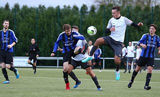 17 Mannschaften und viele umkämpfte Duelle in der Kreisliga A: Dabei wird es auch die Neuauflage zwischen dem SC Enger mit Julian Schell und der Spvg. Hiddenhausen (l. Marcel Müller) geben. - Yvonne Gottschlich 17 Mannschaften und viele umkämpfte Duelle in der Kreisliga A: Dabei wird es auch die Neuauflage zwischen dem SC Enger mit Julian Schell und der Spvg. Hiddenhausen (l. Marcel Müller) geben. - Yvonne Gottschlich