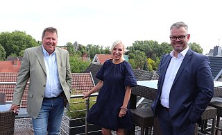 Ronald Hurmann (l.), Simone Conrad und Thomas Theilmeier-Aldehoff stellen über den Dächern von Rheda das abschließende Wahlprogramm vor. - Marion Pokorra-Brockschmidt Ronald Hurmann (l.), Simone Conrad und Thomas Theilmeier-Aldehoff stellen über den Dächern von Rheda das abschließende Wahlprogramm vor. - Marion Pokorra-Brockschmidt