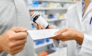 Die Staatsanwaltschaft geht davon aus, dass Verschreibungen aus der Apotheke des Angeklagten weitergegeben wurden, um die Unterschriftenliste zu füllen. - Symbolfoto: picture alliance / Zoonar Die Staatsanwaltschaft geht davon aus, dass Verschreibungen aus der Apotheke des Angeklagten weitergegeben wurden, um die Unterschriftenliste zu füllen. - Symbolfoto: picture alliance / Zoonar