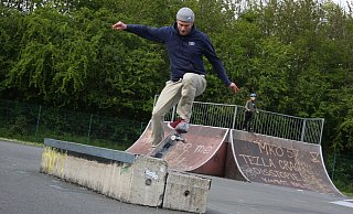 Kai Danielmeier springt über eines der beiden Betonteile, welche die Skater vor neun Jahren selbst aufgestellt haben. - Anne Neul Kai Danielmeier springt über eines der beiden Betonteile, welche die Skater vor neun Jahren selbst aufgestellt haben. - Anne Neul