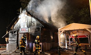 Feuer im R 1: Die Flammen zerstörten das kleine Ausflugslokal an der Weser. - Simone Flörke Feuer im R 1: Die Flammen zerstörten das kleine Ausflugslokal an der Weser. - Simone Flörke