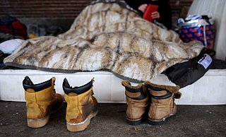 Die Schuhe zweier Obdachlosen stehen vor dem Schlaflager. 400 Wohnungslose hat allein die Stadt derzeit in ihren Einrichtungen untergebracht. Viele bleiben aber auch draußen. - Symbolfoto: picture alliance Die Schuhe zweier Obdachlosen stehen vor dem Schlaflager. 400 Wohnungslose hat allein die Stadt derzeit in ihren Einrichtungen untergebracht. Viele bleiben aber auch draußen. - Symbolfoto: picture alliance