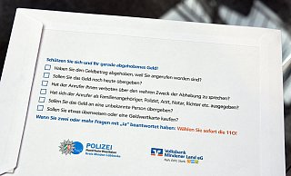 Die Volksbank Mindener Land packt Geld bei der Barauszahlung neuerdings in solche speziellen Warnumschläge. - Kerstin Rickert Die Volksbank Mindener Land packt Geld bei der Barauszahlung neuerdings in solche speziellen Warnumschläge. - Kerstin Rickert