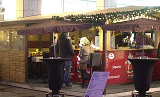 Bei der "Sag-Stopp-Hütte" vom Zeitgeist gab es auf dem PaderbornerWeihnachtsmarkt Glühwein, Jagertee, Eierpunsch und vieles mehr. - Heming Bei der "Sag-Stopp-Hütte" vom Zeitgeist gab es auf dem PaderbornerWeihnachtsmarkt Glühwein, Jagertee, Eierpunsch und vieles mehr. - Heming