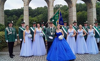 Das Königspaar Jörg-Dieter und Jacqueline Harlach und ihr Hofstaat. - Ulrich Schadomsky Das Königspaar Jörg-Dieter und Jacqueline Harlach und ihr Hofstaat. - Ulrich Schadomsky