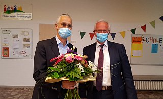 Der scheidende Bürgermeister Robert Klocke (r.) gratulierte mit einem Blumenstrauß seinem Nachfolger im Amt, Josef Suermann.Foto: David Schellenberg - David Schellenberg Der scheidende Bürgermeister Robert Klocke (r.) gratulierte mit einem Blumenstrauß seinem Nachfolger im Amt, Josef Suermann.Foto: David Schellenberg - David Schellenberg