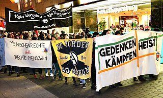 Gut 300 Antifaschisten haben am Freitagabend der Opfer des Nationalsozialismus gedacht. - Barbara Franke Gut 300 Antifaschisten haben am Freitagabend der Opfer des Nationalsozialismus gedacht. - Barbara Franke