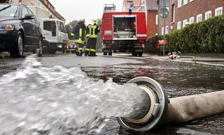 Typisches Bild nach Starkregen: Die Feuerwehr musste nach dem jüngsten Gewitter in Bielefeld 45 Keller auspumpen. - Symbolfoto: picture alliance / dpa Typisches Bild nach Starkregen: Die Feuerwehr musste nach dem jüngsten Gewitter in Bielefeld 45 Keller auspumpen. - Symbolfoto: picture alliance / dpa