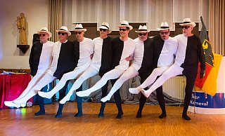 Das Männerballett "Die Bonifettis" lässt in Schwarzweiß die Beine fliegen. - Ralf Bittner Das Männerballett "Die Bonifettis" lässt in Schwarzweiß die Beine fliegen. - Ralf Bittner
