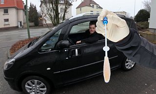 Drogenschnelltest der Polizei: In der Hand hat der Polizeibeamte einen Speichel-Probenaufnehmer den der Verdächtgite 30 Sekunden in den Wangentaschen hin- und herbürsten muss. - Andreas Zobe Drogenschnelltest der Polizei: In der Hand hat der Polizeibeamte einen Speichel-Probenaufnehmer den der Verdächtgite 30 Sekunden in den Wangentaschen hin- und herbürsten muss. - Andreas Zobe