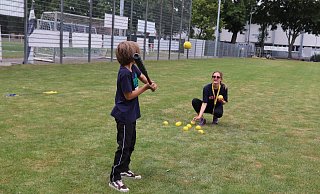 Die Kinder beim Baseballcamp üben, wie sie den Baseball am besten mit dem Schläger treffen. - Alexandra Golfinger Die Kinder beim Baseballcamp üben, wie sie den Baseball am besten mit dem Schläger treffen. - Alexandra Golfinger