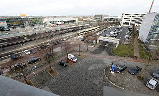 Zwei mögliche Standorte für die neue Radstation: Der Parkplatz neben der früheren Hauptpost (rechts) und der Übergangsstellplatz dort, wo die alte Station bereits abgerissen ist (links). - Wolfgang Rudolf Zwei mögliche Standorte für die neue Radstation: Der Parkplatz neben der früheren Hauptpost (rechts) und der Übergangsstellplatz dort, wo die alte Station bereits abgerissen ist (links). - Wolfgang Rudolf