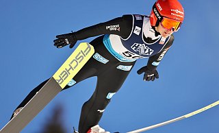 Skispringerin Katharina Schmid aus Oberstdorf legte einen überzeugenden Saisonstart hin. - Geir Olsen/NTB/dpa Skispringerin Katharina Schmid aus Oberstdorf legte einen überzeugenden Saisonstart hin. - Geir Olsen/NTB/dpa
