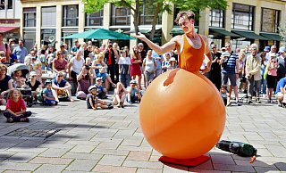 Veranstaltungen wie das Straßenkunstfestival Hut ab! locken regelmäßig viele Besucher aus dem Umland nach Bielefeld. - Archivfoto: Barabara Franke Veranstaltungen wie das Straßenkunstfestival Hut ab! locken regelmäßig viele Besucher aus dem Umland nach Bielefeld. - Archivfoto: Barabara Franke