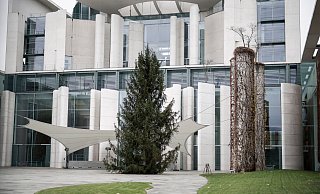 Eine Tanne schmückt zur Weihnachtszeit das Bundeskanzleramt in Berlin. - Carsten Koall/dpa Eine Tanne schmückt zur Weihnachtszeit das Bundeskanzleramt in Berlin. - Carsten Koall/dpa
