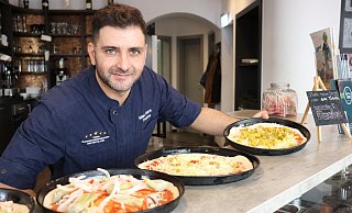 Pizza Toni: Pizzabäcker Milat Hana Thoma gehört zur deutschen Pizza-Nationalmannschaft und nahm bereits an mehreren Meisterschaften teil. - Mareike Gröneweg Pizza Toni: Pizzabäcker Milat Hana Thoma gehört zur deutschen Pizza-Nationalmannschaft und nahm bereits an mehreren Meisterschaften teil. - Mareike Gröneweg