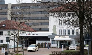 Ein 48-jähriger Mann hat am Dienstag unter Einfluss von Alkohol und Medikamenten in der Notaufnahme des Krankenhauses Bad Oeynhausen randaliert und die Mitarbeiter bedroht und beleidigt. - Thorsten Gödecker Ein 48-jähriger Mann hat am Dienstag unter Einfluss von Alkohol und Medikamenten in der Notaufnahme des Krankenhauses Bad Oeynhausen randaliert und die Mitarbeiter bedroht und beleidigt. - Thorsten Gödecker