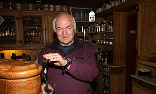 Zapft unverdrossen weiter: Wirt Jürgen Petrik aus Brenken. - Johannes Büttner Zapft unverdrossen weiter: Wirt Jürgen Petrik aus Brenken. - Johannes Büttner