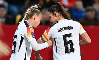 Giulia Gwinn (l.) trägt die Regenbogenbinde bei der EM - Sebastian Christoph Gollnow/dpa Giulia Gwinn (l.) trägt die Regenbogenbinde bei der EM - Sebastian Christoph Gollnow/dpa