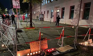 Der Bürgersteig vor dem jüdischen Gemeindezentrum an der Brunnenstraße ist nach dem versuchten Brandanschlag abgesperrt. - Sascha Meyer/dpa Der Bürgersteig vor dem jüdischen Gemeindezentrum an der Brunnenstraße ist nach dem versuchten Brandanschlag abgesperrt. - Sascha Meyer/dpa