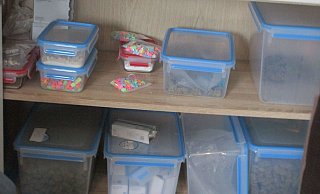 So spießig kann es in einer Drogenküche aussehen. Fein säuberlich in Tupperdosen waren die Drogen im Regal sortiert. - Polizei So spießig kann es in einer Drogenküche aussehen. Fein säuberlich in Tupperdosen waren die Drogen im Regal sortiert. - Polizei