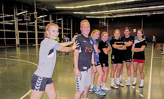 Papa, mach hin – die Mannschaft wartet: Ganz so rigoros, wie Kristin Meier (l.) es hier vormacht, wird sie und ihre Schwester Finja ihren Vater Carsten nicht ins Traineramt gedrängt haben. - Gregor Winkler Papa, mach hin – die Mannschaft wartet: Ganz so rigoros, wie Kristin Meier (l.) es hier vormacht, wird sie und ihre Schwester Finja ihren Vater Carsten nicht ins Traineramt gedrängt haben. - Gregor Winkler