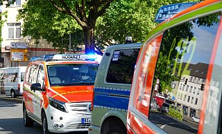Rettungskräfte kümmerten sich um die verletzte Bielefelderin und brachten sie mit einem Rettungswagen in ein Krankenhaus. - Symbolbild: Paul Brinkmann Rettungskräfte kümmerten sich um die verletzte Bielefelderin und brachten sie mit einem Rettungswagen in ein Krankenhaus. - Symbolbild: Paul Brinkmann