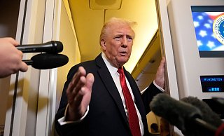US-Präsident Donald Trump spricht sich für ein Einfrieren des Frontverlaufs aus. - Mark Schiefelbein/AP/dpa US-Präsident Donald Trump spricht sich für ein Einfrieren des Frontverlaufs aus. - Mark Schiefelbein/AP/dpa