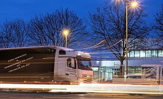 Schnell noch vorbei: Ein Autofahrer überholte - wie auf diesem Symbolfoto - einen Lastwagen. Dabei stieß er mit dem Gegenverkehr zusammen. - Pixabay Schnell noch vorbei: Ein Autofahrer überholte - wie auf diesem Symbolfoto - einen Lastwagen. Dabei stieß er mit dem Gegenverkehr zusammen. - Pixabay