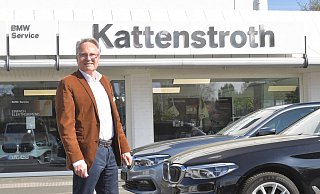 In dritten Generation leitet Hermann Kattenstroth heute den von seinem gleichnamigen Großvater 1930 gegründeten Autohandel. Seit 2017 ist er Obermeister der Kfz-Innung im Kreis Gütersloh. - Jens Dünhölter In dritten Generation leitet Hermann Kattenstroth heute den von seinem gleichnamigen Großvater 1930 gegründeten Autohandel. Seit 2017 ist er Obermeister der Kfz-Innung im Kreis Gütersloh. - Jens Dünhölter