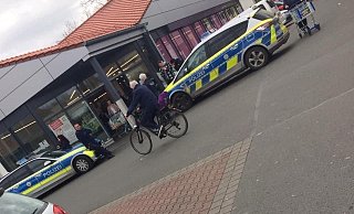 Großeinsatz der Polizei am späten Freitagnachmittag am Espelkamepr Lidl-Markt an der Gerhard-Wetzel-Straße. - Karsten Schulz Großeinsatz der Polizei am späten Freitagnachmittag am Espelkamepr Lidl-Markt an der Gerhard-Wetzel-Straße. - Karsten Schulz