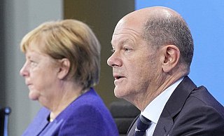 Die geschäftsführende Bundeskanzlerin Angela Merkel und ihr designierter Nachfolger Olaf Scholz stehen über Einsetzung und Aufgabenstellung des Corona-Krisenstabs in engem Kontakt. - Foto: Michael Kappeler/dpa POOL/dpa Die geschäftsführende Bundeskanzlerin Angela Merkel und ihr designierter Nachfolger Olaf Scholz stehen über Einsetzung und Aufgabenstellung des Corona-Krisenstabs in engem Kontakt. - Foto: Michael Kappeler/dpa POOL/dpa
