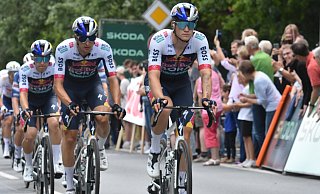 Tausende Zuschauer weilen am Donnerstag, 21. August, im Kreis Gütersloh an der Strecke der Lidl Deutschland-Tour 2025. Auch Deutschlands neuer Rad-Star Florian Lipowitz (Zweiter von links) begeistert die Fans - diesmal nicht in Paris, sondern in Gütersloh-Avenwedde. - Philipp Bülter Tausende Zuschauer weilen am Donnerstag, 21. August, im Kreis Gütersloh an der Strecke der Lidl Deutschland-Tour 2025. Auch Deutschlands neuer Rad-Star Florian Lipowitz (Zweiter von links) begeistert die Fans - diesmal nicht in Paris, sondern in Gütersloh-Avenwedde. - Philipp Bülter